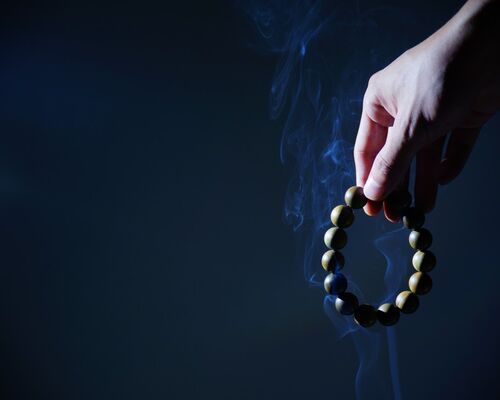 hand_buddhist_prayer_beads_smoke_zen-544739