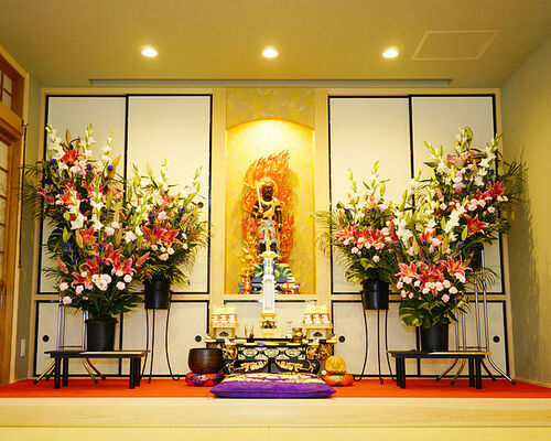 800px-泰聖寺_家族葬法要会館