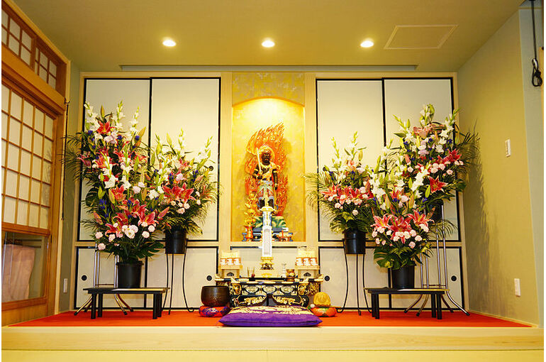 800px-泰聖寺_家族葬法要会館